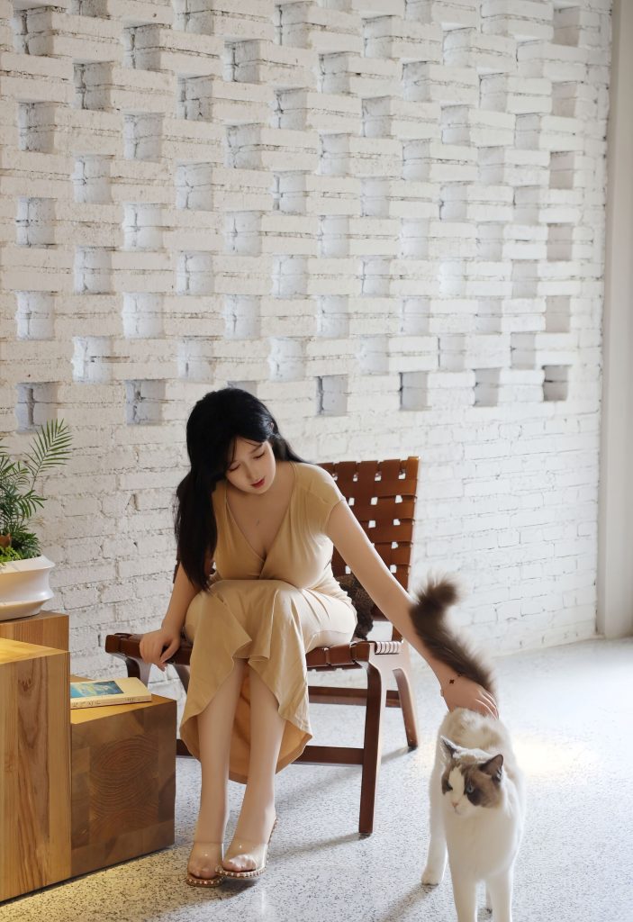 奶思兔秀人网 Vol.11288 卡其色修身连衣裙写真高清图片