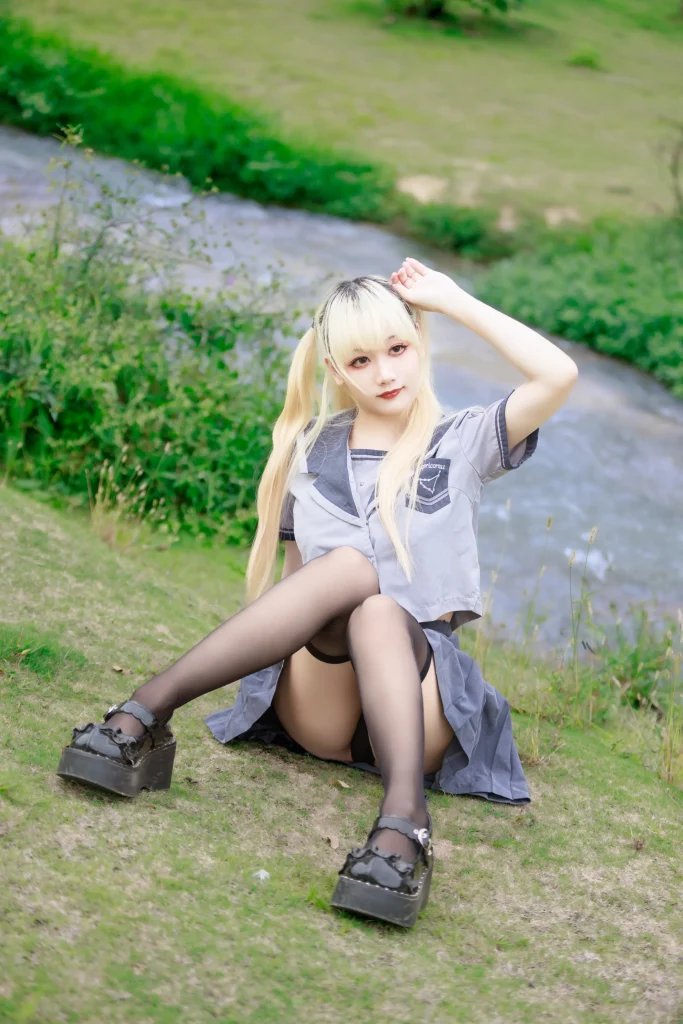 阿雪雪湿地溪流边坐姿写真