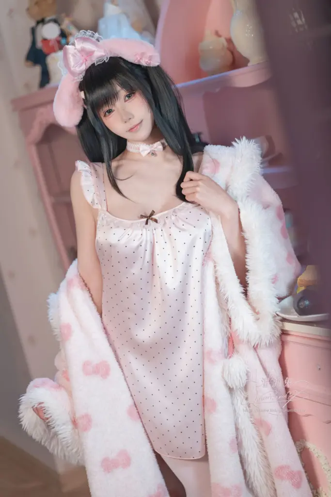 咬一口兔娘（黏黏团子兔）全身慵懒站姿撩人写真