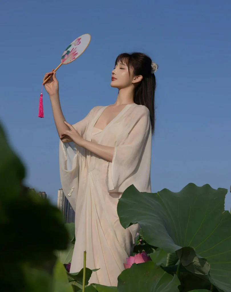 陆萱萱 No.10630 荷塘持扇站姿氛围感写真
