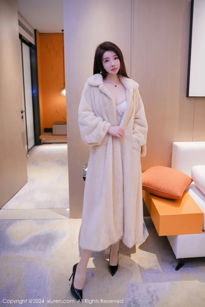 雨儿酱 eve 秀人 No.8013 皮草大衣私房写真高清图片