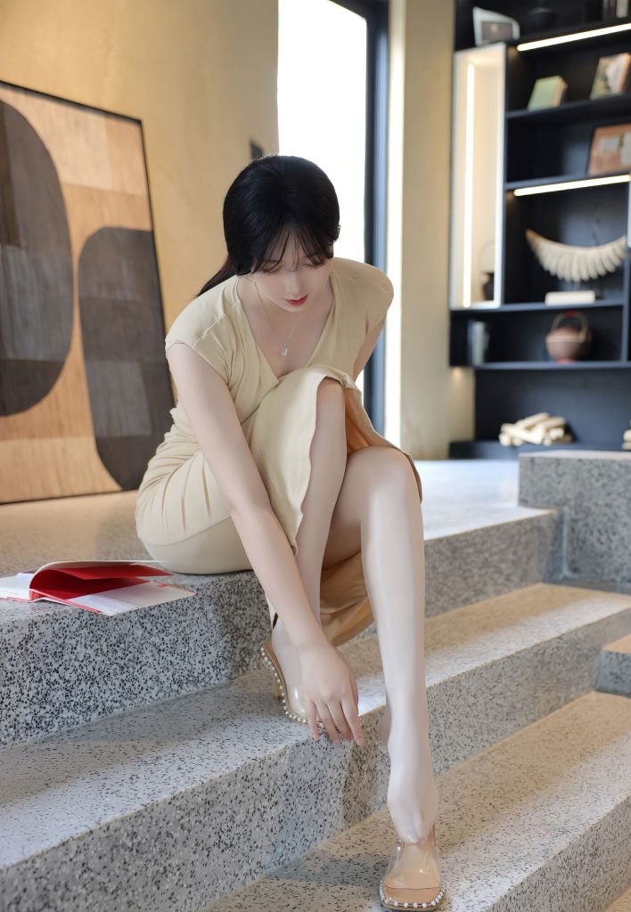 奶思兔秀人网 Vol.11288 台阶穿鞋撩人写真