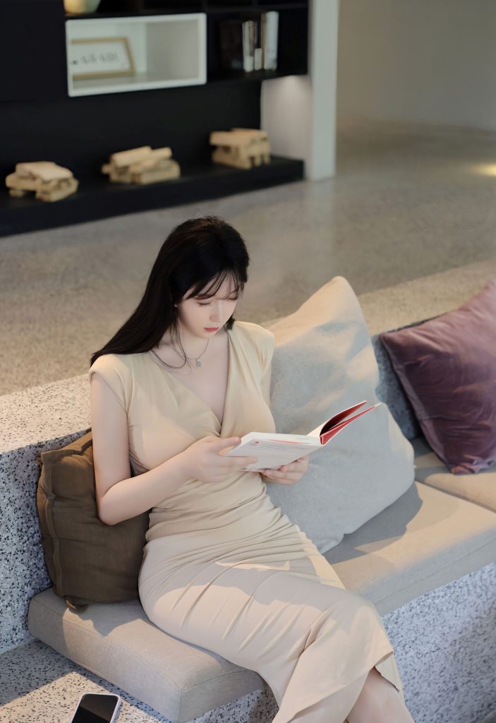 奶思兔 Vol.11288 沙发看书写真摄影图片