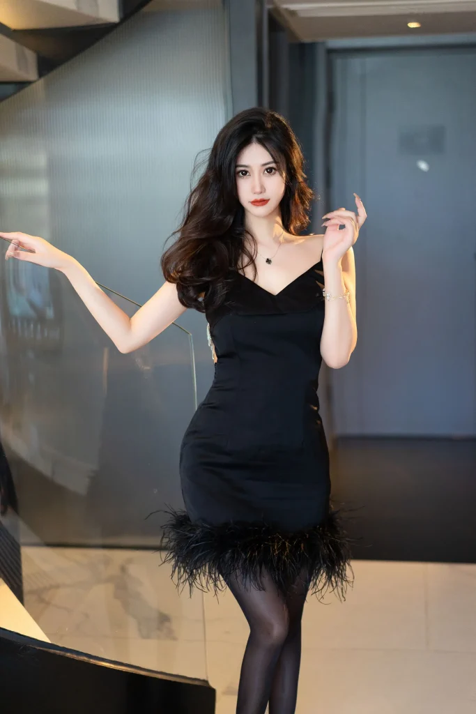 laura 阿姣 No.5906 黑色吊带短裙写真摄影图片