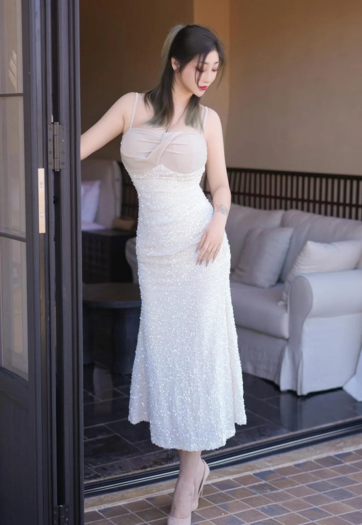 妲己_ToxicVol.11301 白色亮片吊带裙写真摄影图片