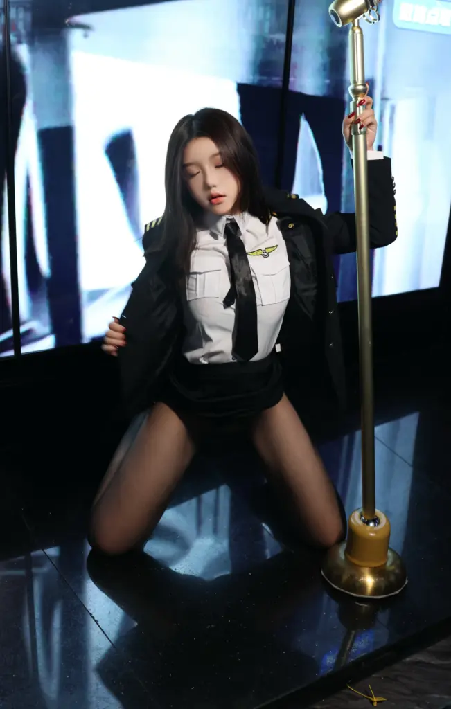 小薯条 nienieKTV 背景前全身写真