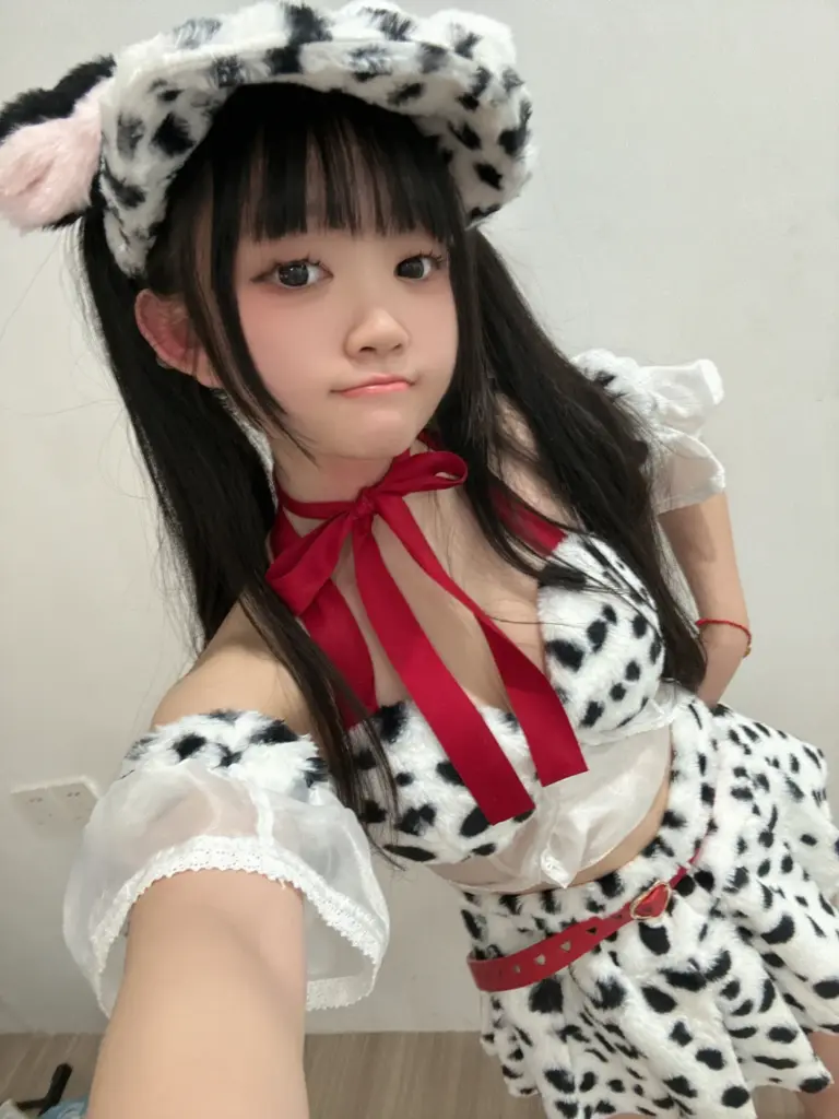 神沢永莉《斑点小狗狗》墙面背景自拍写真