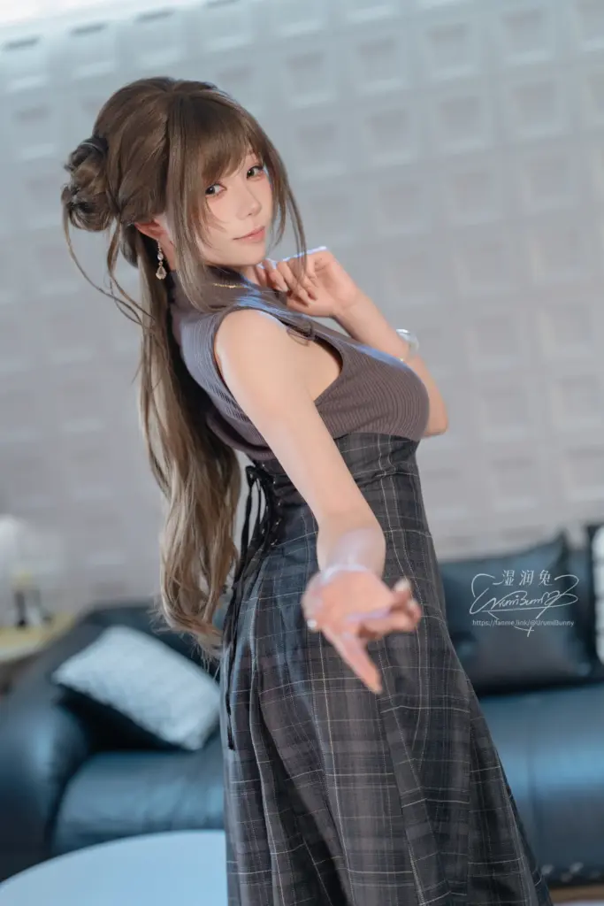 棕盘发邻家姐姐通勤长裙写真