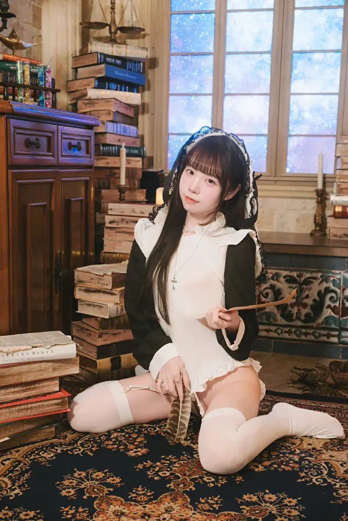 可可小白兔 手持羽毛笔互动姿态 COS 写真