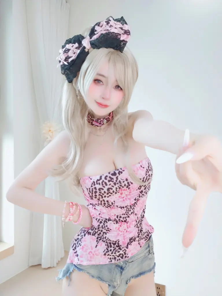 白银 81 粉豹纹抹胸 Y2K 辣妹性感特写
