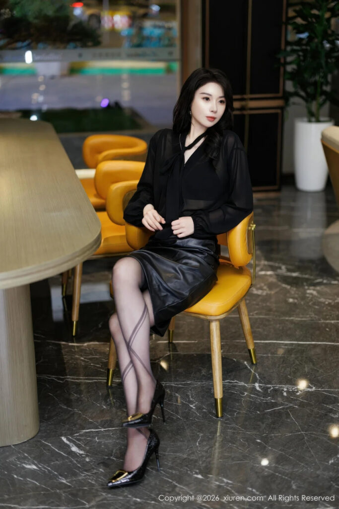 梦心玥 秀人网 Vol.11291 酒店大堂黑色皮裙优雅坐姿写真