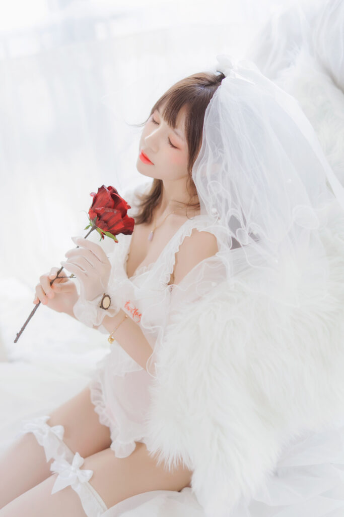 桜桃喵 轻纱 01 手持红玫瑰闭目白纱私房写真