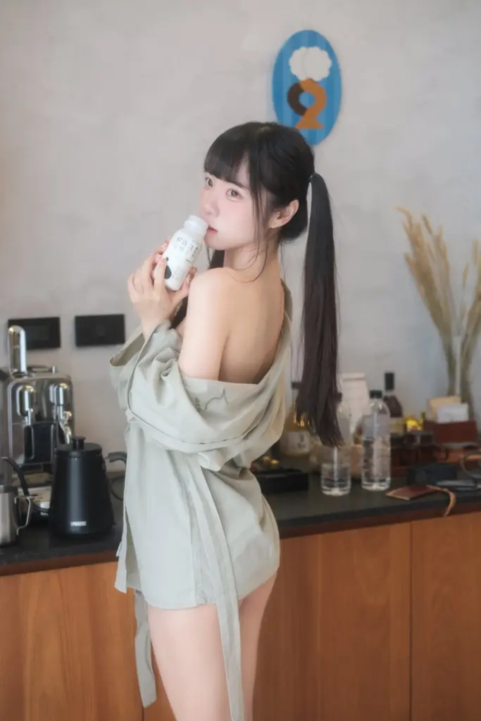 可可小白兔 居家少女神态特写写真