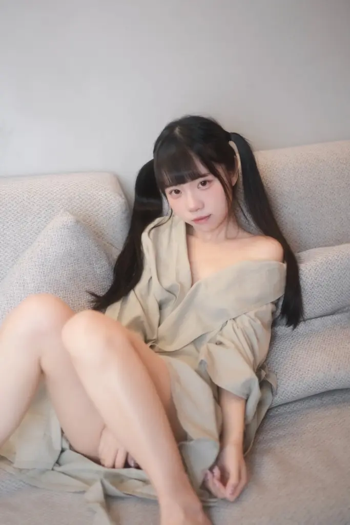可可小白兔 沙发上慵懒躺姿写真