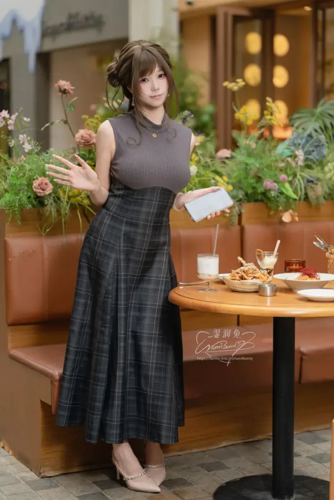 咬一口兔娘 网友的一日约会 街边咖啡馆站姿写真