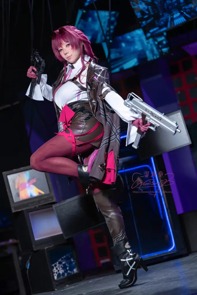 咬一口兔娘 卡芙卡手持枪械战斗姿态 cos