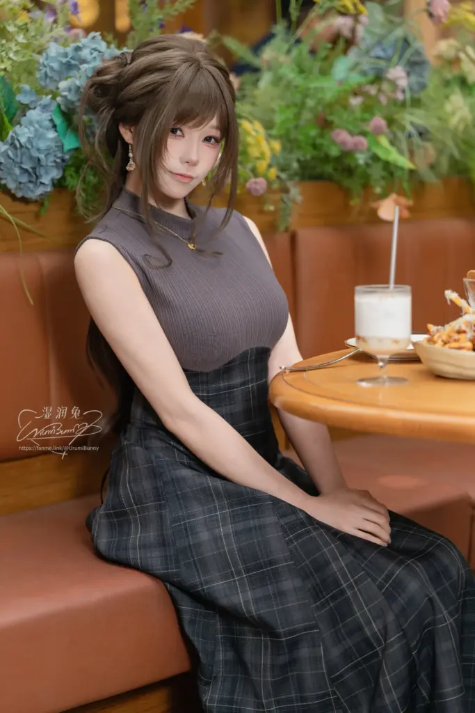 黏黏团子兔 灰针织格纹连衣裙温柔特写