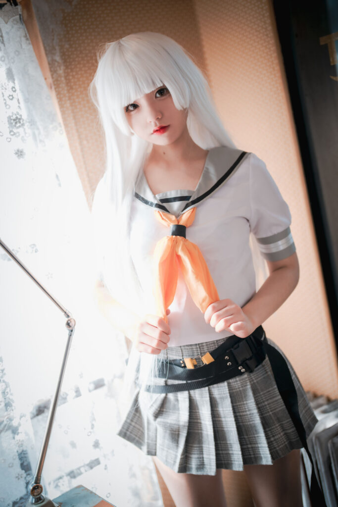银白色长直水手服少女角色 cos 特写