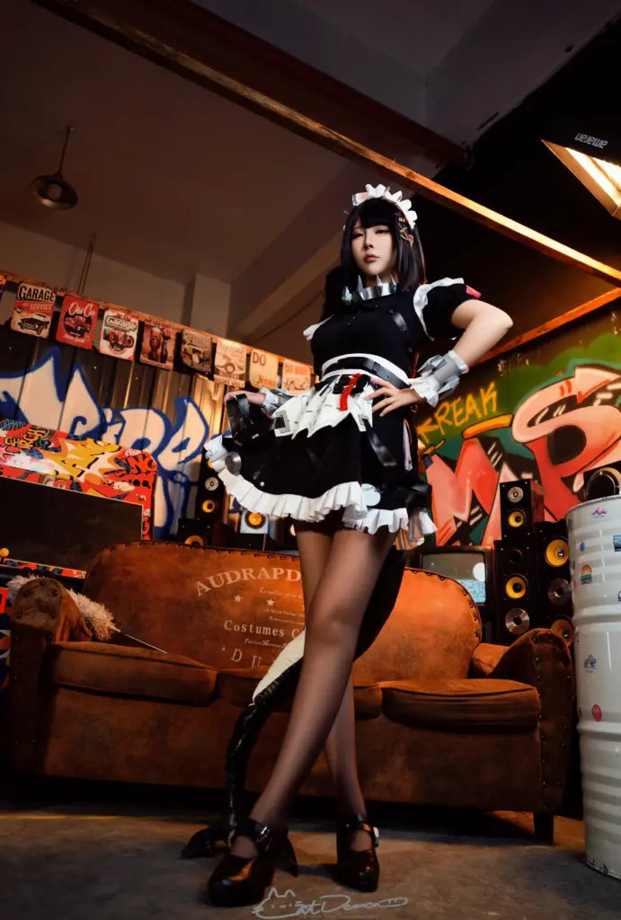 复古车库场景艾莲・乔氛围感 Cosplay 写真
