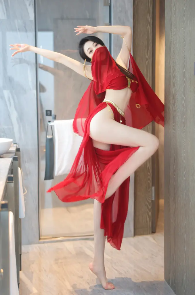 清妙秀人 No.8420 侧身整理裙摆写真大图