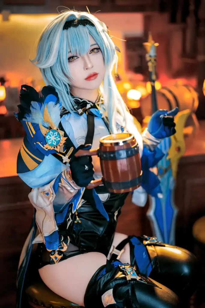 半半子《原神》优菈举杯小酌写真