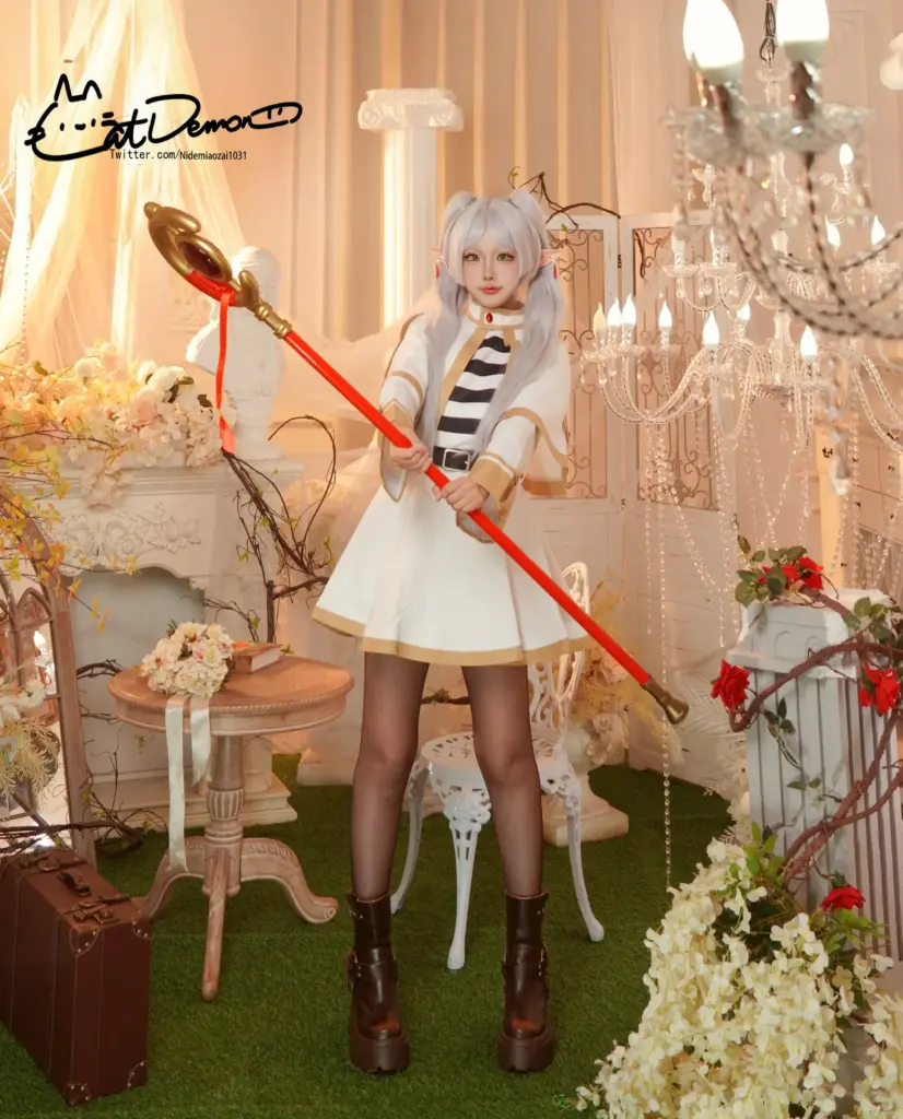 银灰双马尾尖耳芙莉莲角色 cos 特写