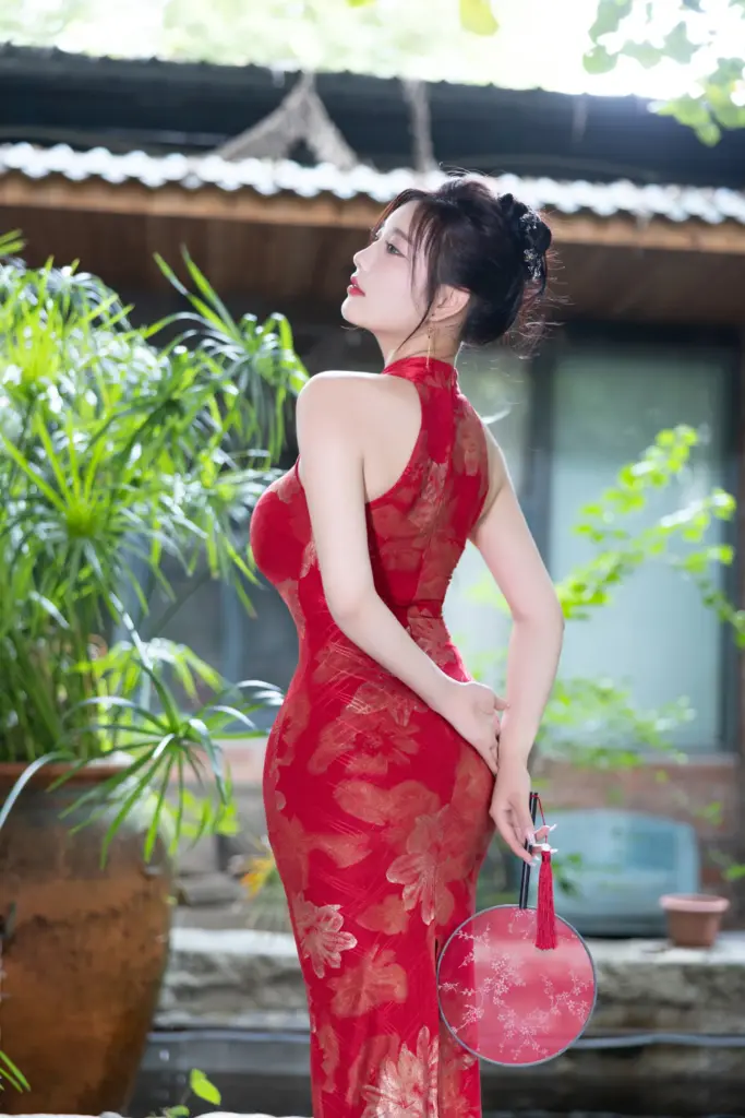 杨晨晨 Yome 红色烫金旗袍中式庭院写真