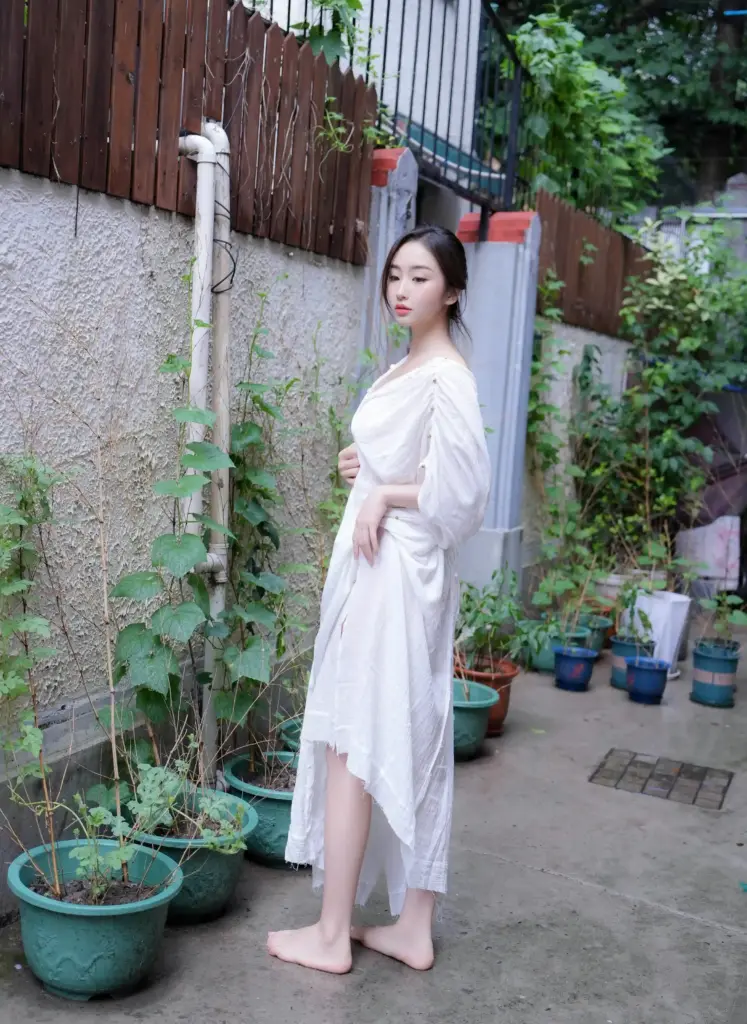 楠芝秀人内购版 No.10603 白色长裙美女画家写真高清大图