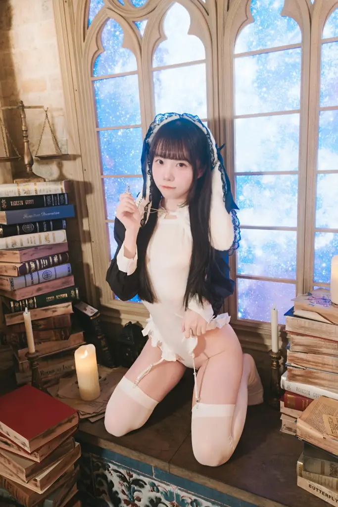 可可小白兔 魔法书房窗台跪姿小恶魔写真