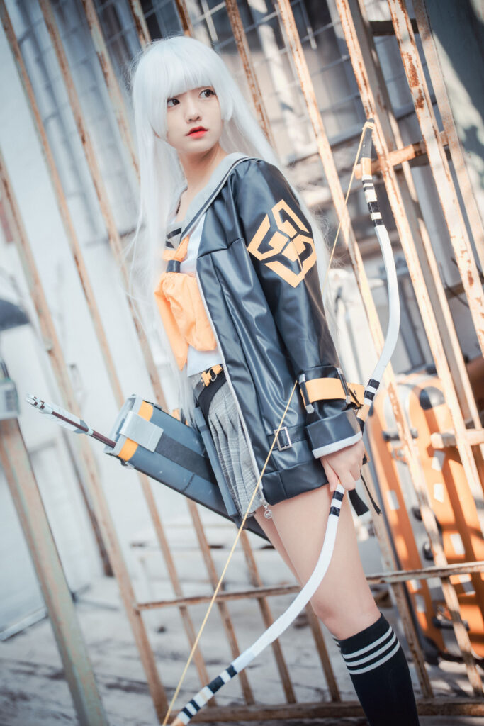 Jenny RIO 废墟铁栏持弓站姿 COS 写真