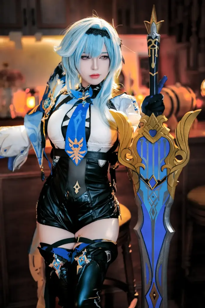 半半子《原神》优菈手持武器站姿 COS 写真
