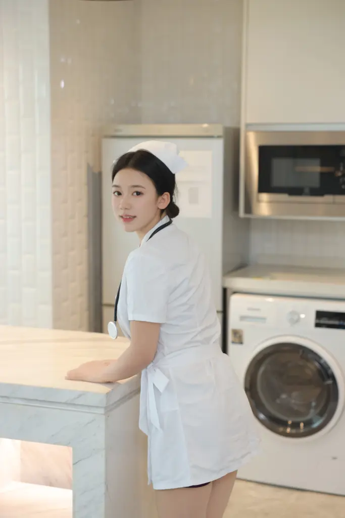 林嘉馨 纯白护士制服居家写真