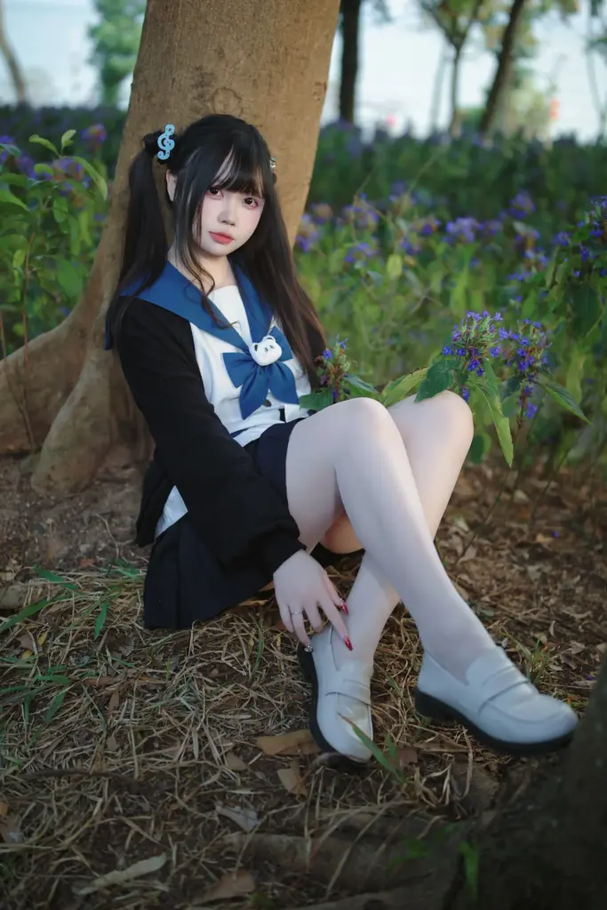 洛桑 w 伊梓 席地而坐元气少女高清图