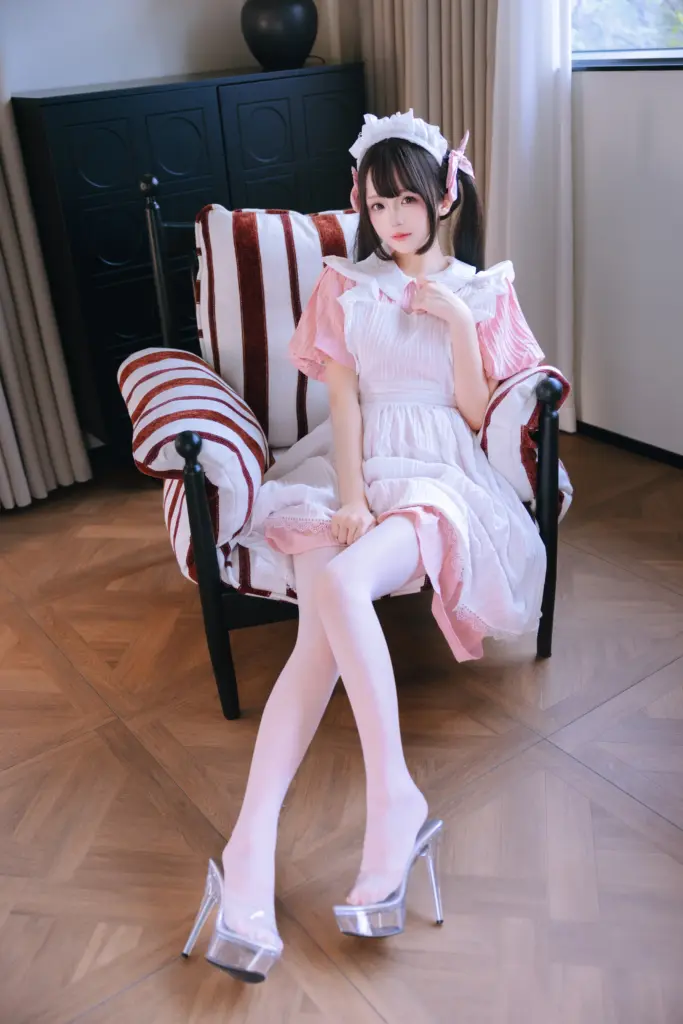 日奈娇 双马尾粉蝴蝶结元气少女女仆写真
