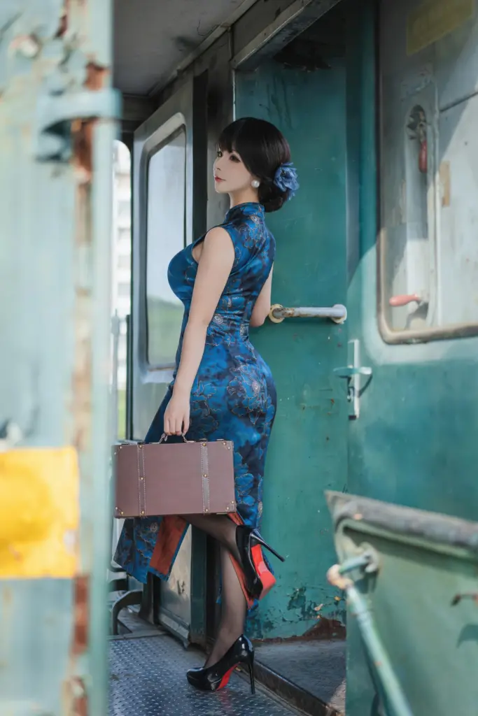 yuuhui 玉汇 绿皮火车车厢门口旗袍站姿写真
