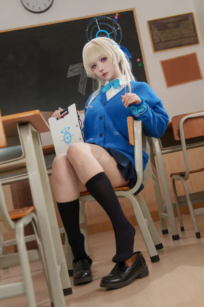 KANEKO_咔喵 元气学生角色教室坐姿写真