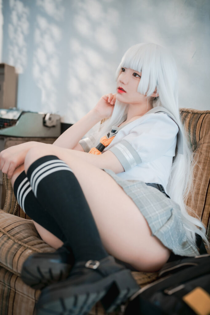 Jenny 白水手 JK 格纹短裙居家特写