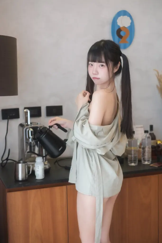可可小白兔 浅灰衬衫居家纯欲写真