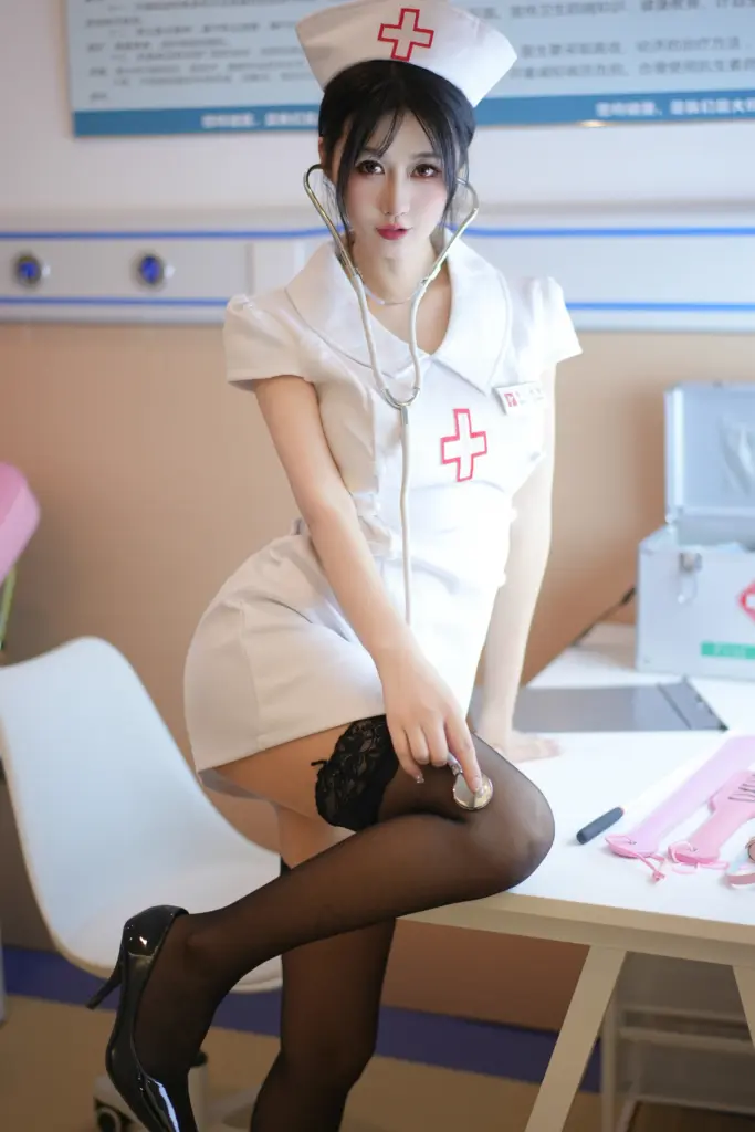 laura 阿姣 手持听诊器撩人姿态写真