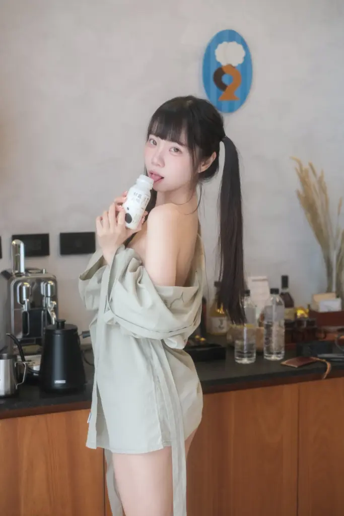 可可小白兔 吧台前双马尾少女站姿写真