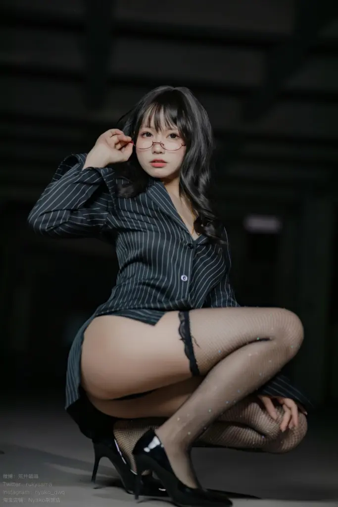 Nyako 喵子《誰も知らないの大人時間 5》蹲姿写真大图