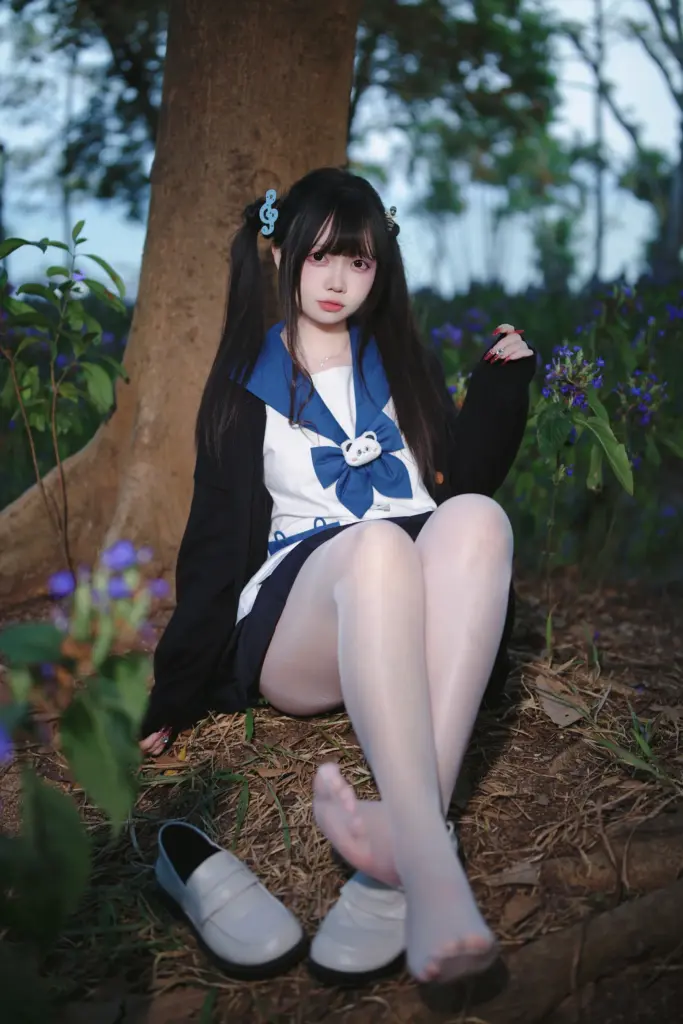日系水手服白丝乐福鞋少女特写