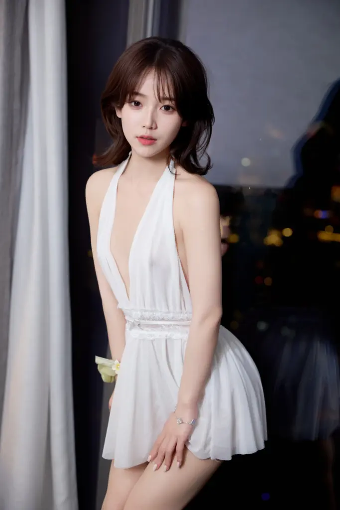 汁汁 白色挂脖蕾丝短裙纯欲居家写真