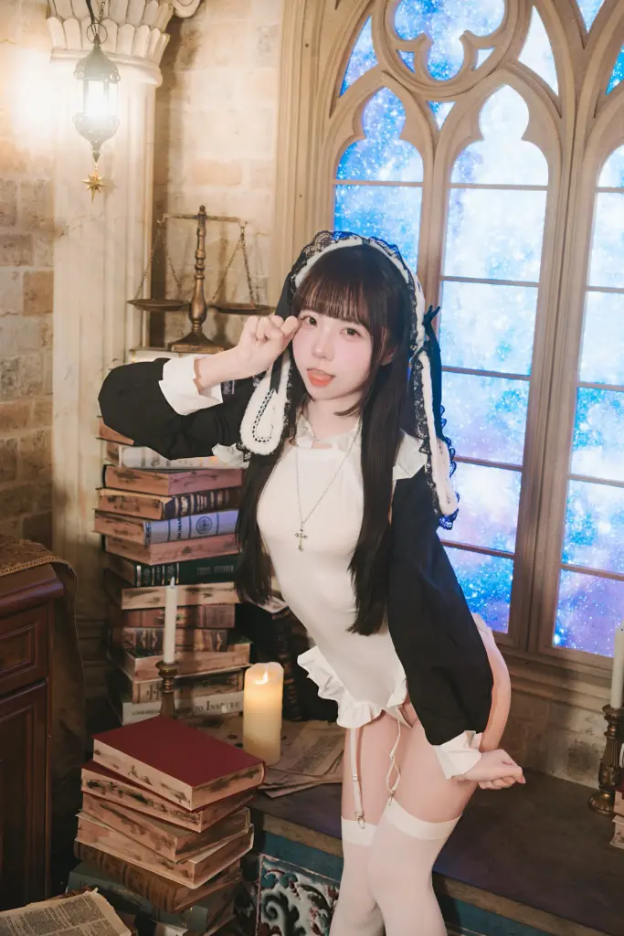 可可小白兔 暗黑修女造型神态特写写真