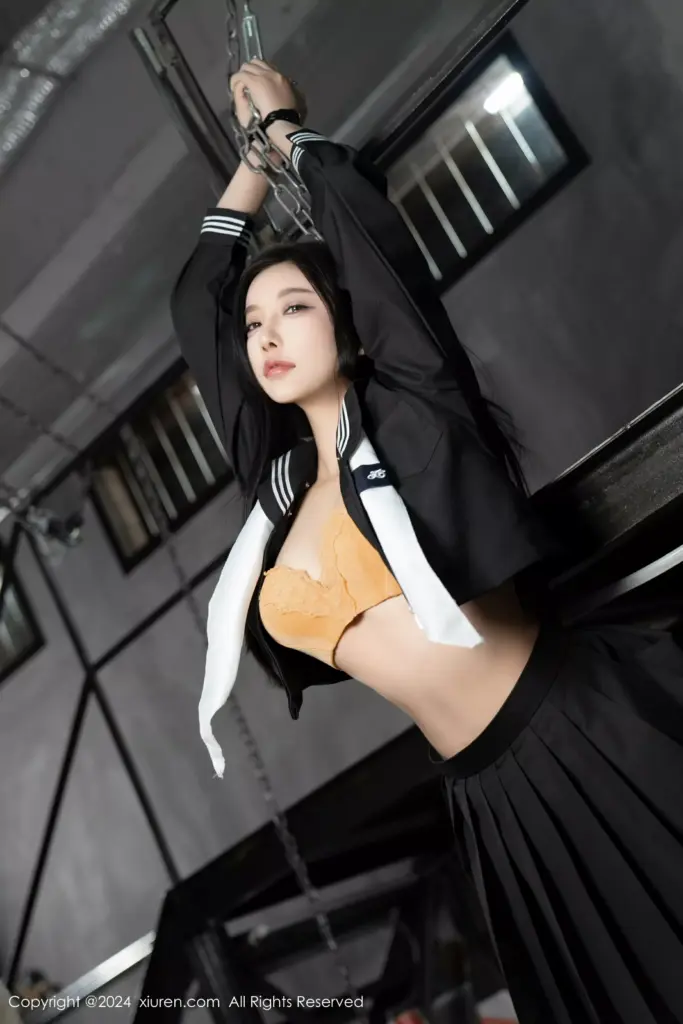 杨晨晨 Yome 抬手抓握链条互动姿态写真