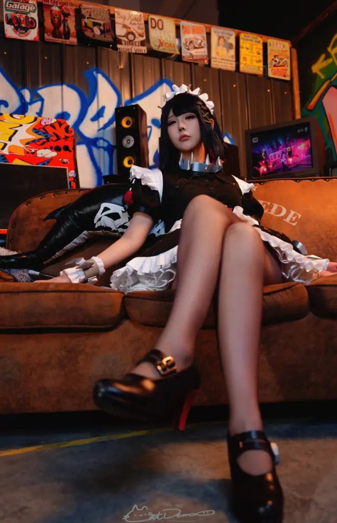 CatDemon 喵崽 艾莲・乔沙发慵懒坐姿高清图
