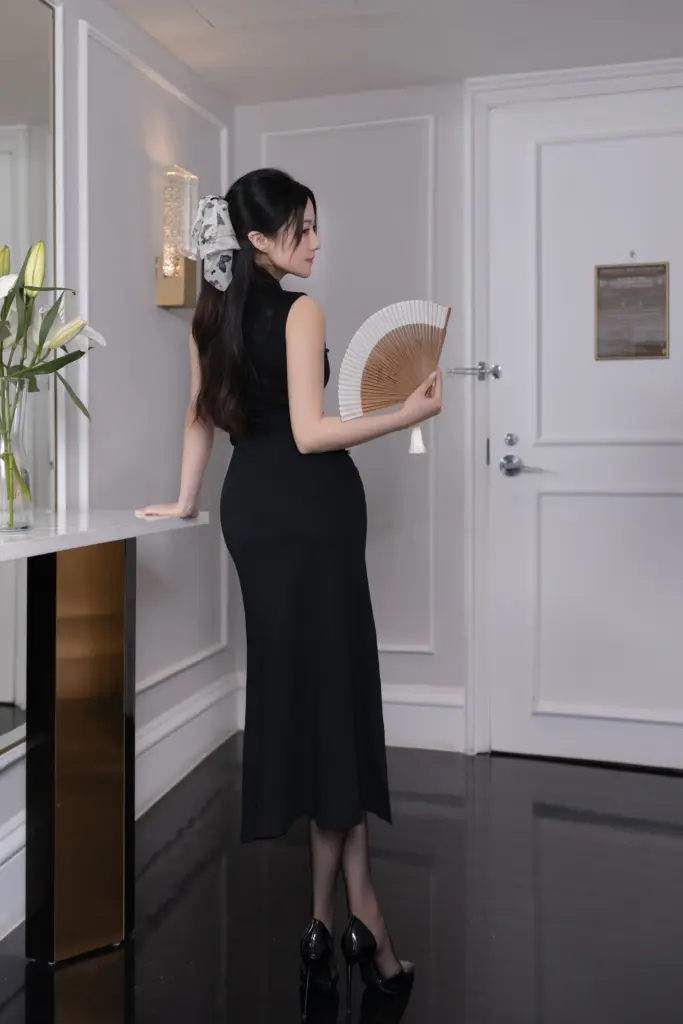 吊带黑丝尖头细高跟旗袍写真