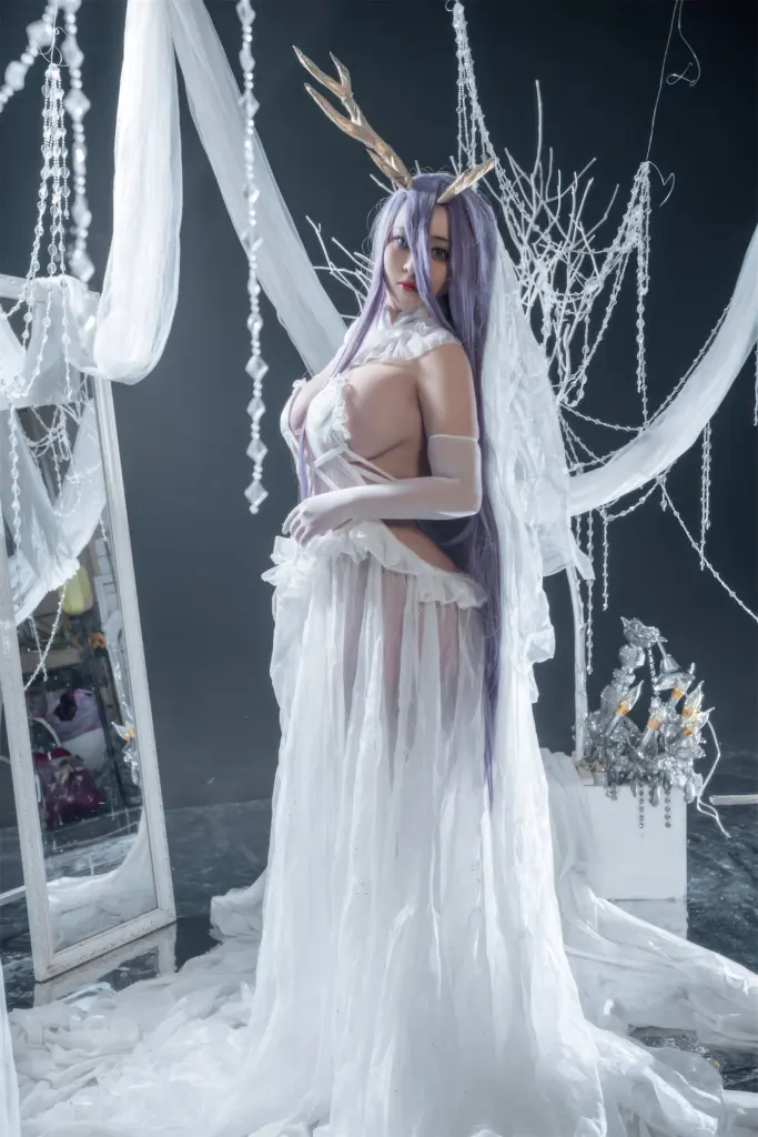 洛璃 LoLiSAMA 金鹿号侧身撩发 COS 写真