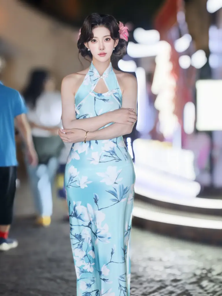 梨霜儿 新中式挂脖高开叉旗袍性感写真