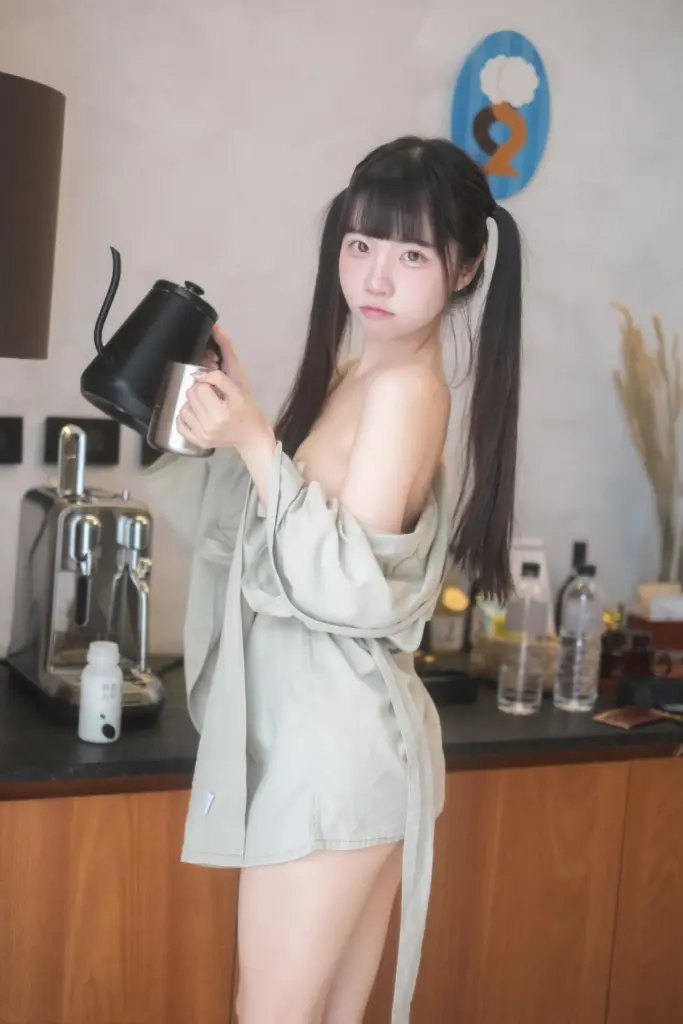可可小白兔《在陽台做壞事的小兔兔》私房写真高清大图